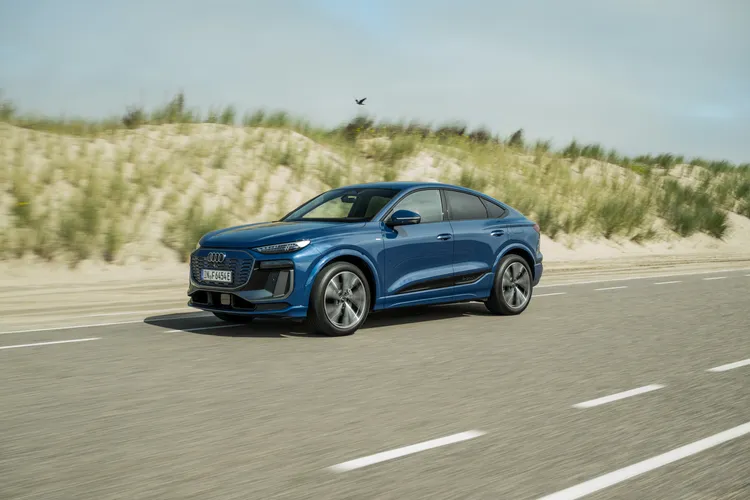 Audi Q6 e-tron採800V高壓電能架構，支援最高270kW直流快充，車內則搭載Digital Stage數位互動座艙。業者提供