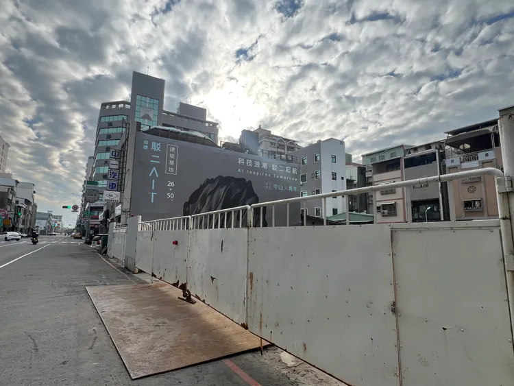 預售屋從興建到完工耗時多年，中間因不確定因素多，加上這波央行信用管制，讓不少投資客資金鏈卡關，造成購屋糾紛頻傳。葉家銘攝
