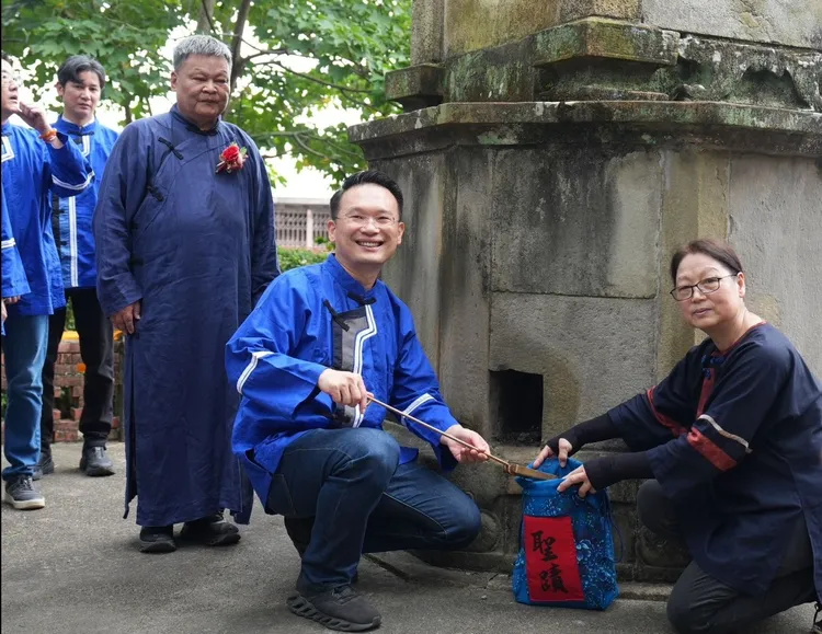 龍潭聖蹟亭150歲了！小朋友一起送聖蹟，桃園市副市長蘇俊賓要讓「敬字」文化代代傳。客家局提供