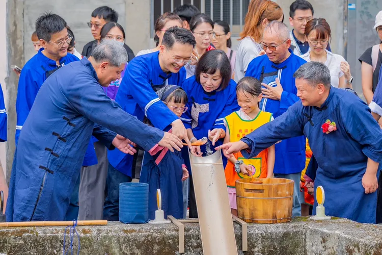 龍潭聖蹟亭至今仍延續請神、安座、奏樂、獻酒進饌、讀祝文及送字紙灰入流水等傳統古統。客家局提供