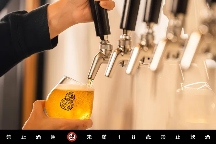活動當晚提供紅、白酒與臺虎精釀生啤酒無限暢飲。業者提供