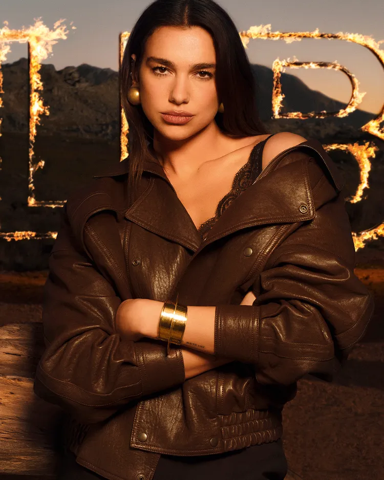 性感歌姬Dua Lipa代言YSL BEAUTY「自由不羈花息檀木淡香精」。品牌提供