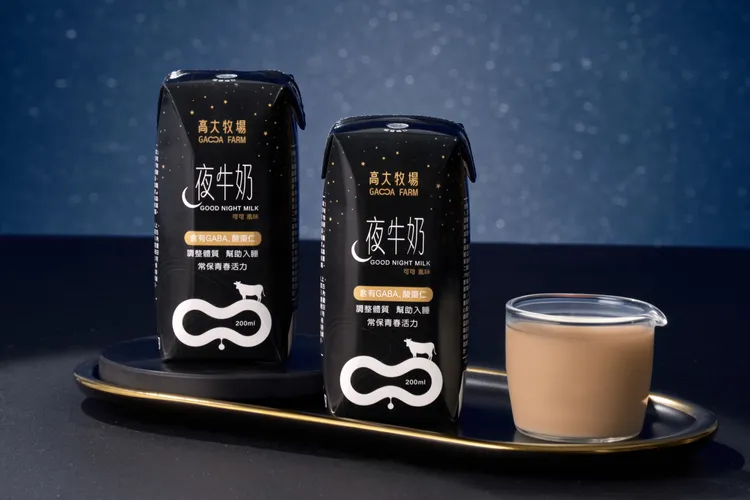 高大牧場「夜牛奶」選用在地優質生乳製作，結合GABA、乳酸菌發酵技術及酸棗仁萃取，是台灣少見以夜間飲用情境開發的特色乳品。墾丁凱撒提供