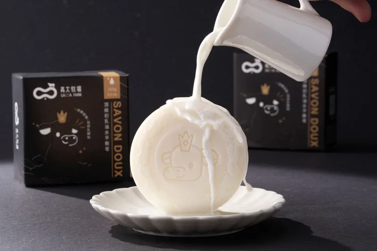 高大牧場「頂級初乳油水平衡皂」將初乳乳脂元素融入洗沐產品，兼具清潔與滋潤概念，讓初乳元素延伸至日常洗沐體驗。墾丁凱撒提供