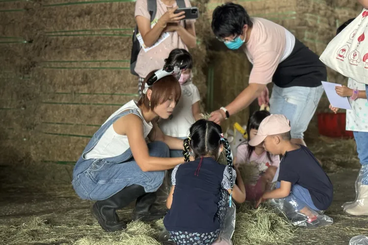 高大牧場「酪農小達人」透過牧場導覽與互動體驗，帶領旅人認識乳牛飼養、鮮乳生產及乳品製作，將食農教育融入南國假期。墾丁凱撒提供