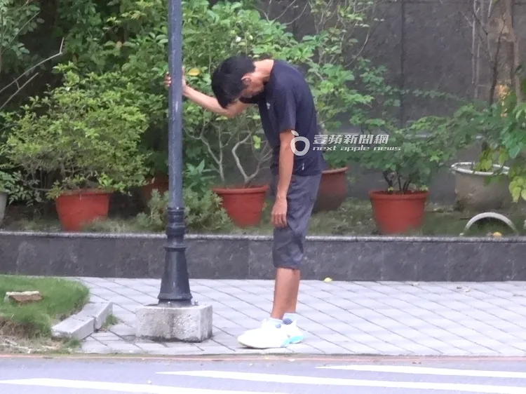 《壹蘋》直擊唐治平徘徊在內湖科學園區，獨自低頭扶著路燈，似乎在思考事情。特勤中心攝
