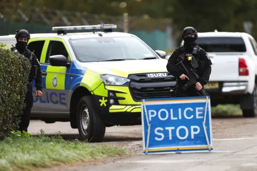 英國美軍基地附近驚傳恐攻陰謀！5男遭逮　3白色廂型車遭拆彈搜索