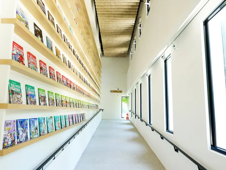 挑高環景書牆結合在地藝術創作及書籍展示，讓書香隨時與藝術為伴，整棟無電梯設計，讀者可由書香坡道繞行上下樓，並可眺望戶外風光。民政局提供
