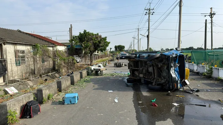 外籍移工駕駛的小貨車也翻覆，他頭部撕裂傷送醫救治。民眾提供