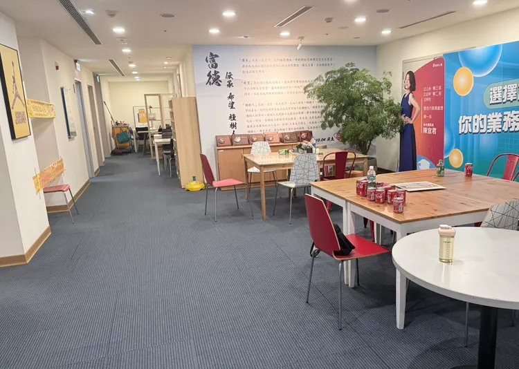 案發現場旁的通訊處。翻攝畫面
