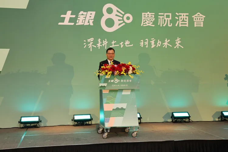 土地銀行董事長何英明表示，預估今年獲利順利超越去年的200億元大關，再創歷史紀錄。土銀提供