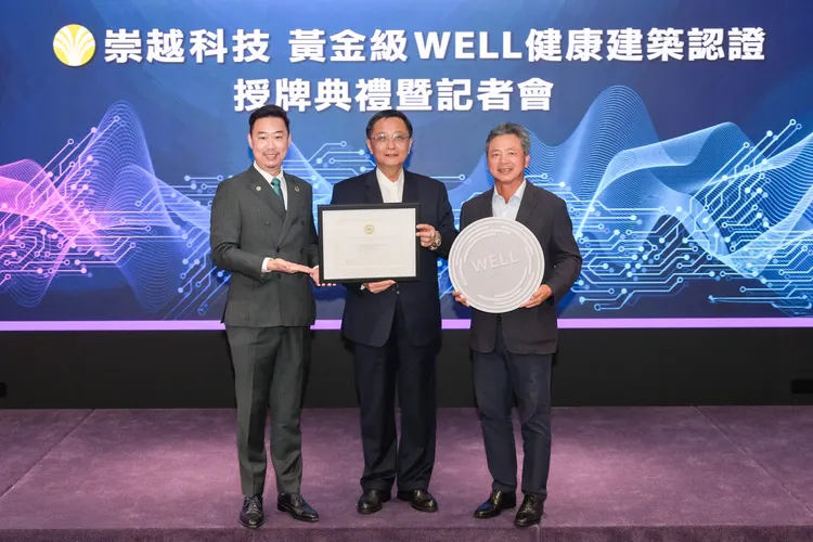 圖左至右分別為國際WELL建築研究院（IWBI）亞洲區副總裁張為舜、崇越集團副董事長暨永續長潘重良、崇越科技總裁李正榮。公司提供