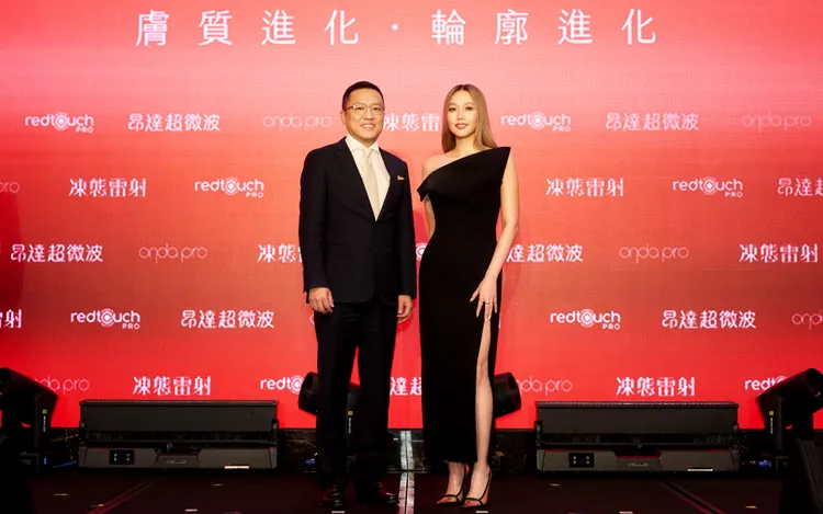 金曲歌后美麗秘密有新招！(左)偉鉅股份有限公司總經理 趙桓履、(右)品牌大使A-Lin。昂達超微波ONDA PRO x 凍態雷射RedTouch PRO提供