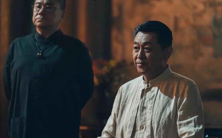 庹宗華（右）坐鎮青和宮張永正（左）則化身得力副手「洪爺」。Netflix提供