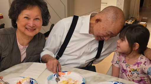 大導吳宇森抗癌15年慶80歲大壽！頭靠混血孫女享天倫