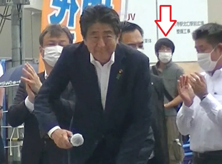 刺殺日本前首相安倍晉三的兇嫌山上徹也（箭頭處）。