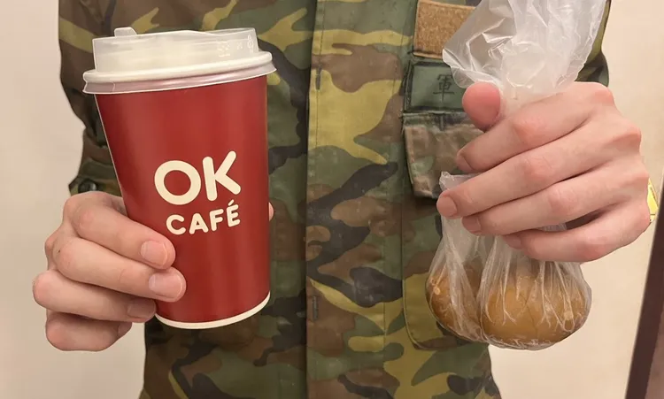 軍人節可享大杯指定咖啡搭配2顆茶葉蛋優惠價。OKmart提供