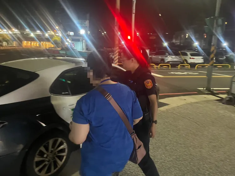 警員跨區護送返機構。楊梅警分局提供