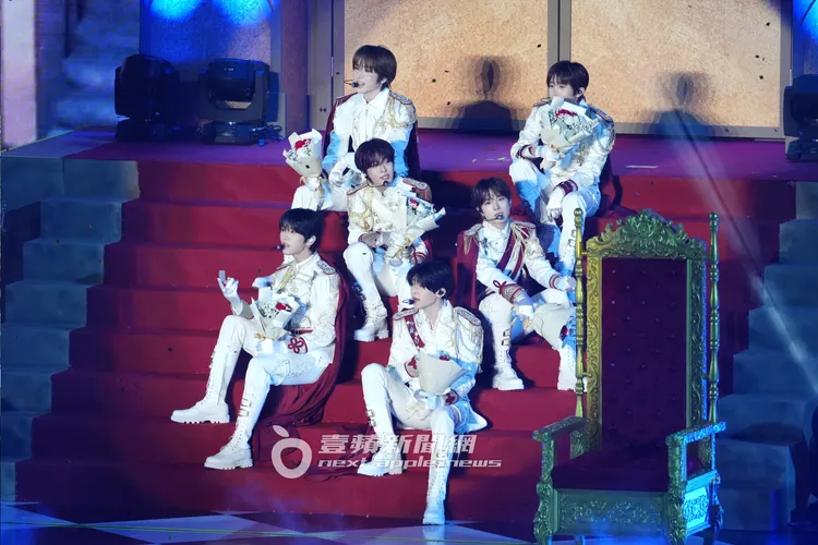 NCT WISH以帥氣王子峰登場，拿著花浪漫演唱，誰能不暈。攝影中心攝
