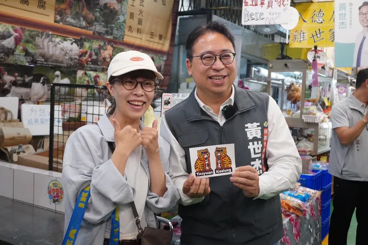 黃世杰與民眾合影。黃世杰團隊提供