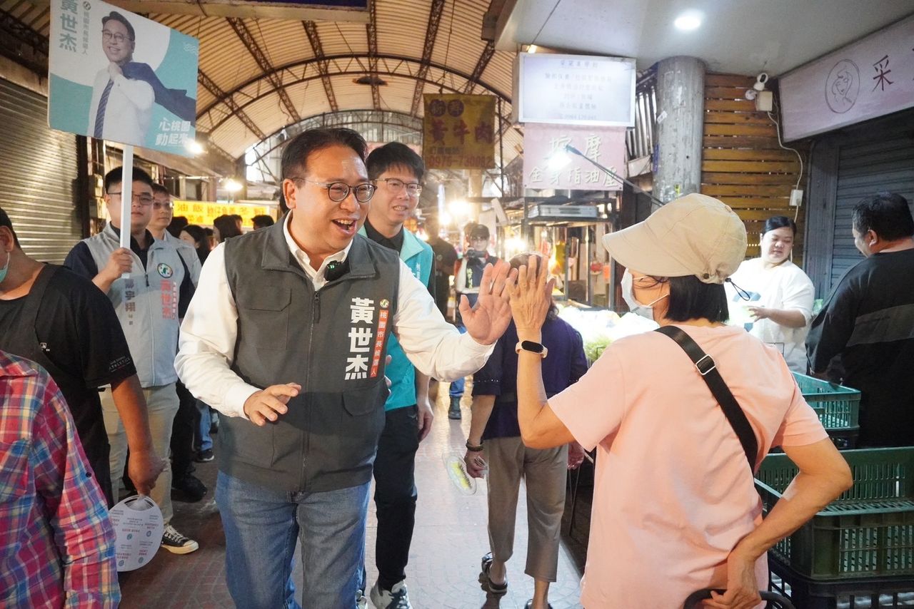 黃世杰市場拜票 提出寬列市場改善經費、設置市場服務員政見