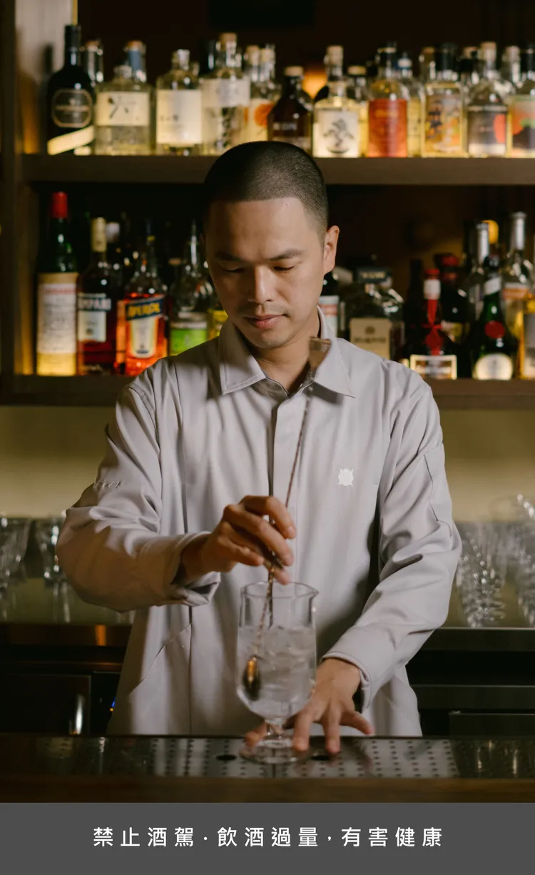 台北文華東方酒店「M.O. Bar」一晚限定「THREE OF A KIND」客座調酒盛會，台南「MOONROCK」主理人暨首席調酒師廖乙哲(A Liao) 將親臨獻藝，以「Remember」為題，刻劃時空、記憶與情感在味蕾留。業者提供