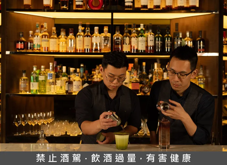 台北文華東方酒店「M.O. Bar」的風格調酒師 Jeff 與 Andy 也將同台呈獻，攜手精心設計以「Revisit」為靈感的限定創作，汲取經典調酒的靈魂，演繹別具當代感的微醺體驗。業者提供