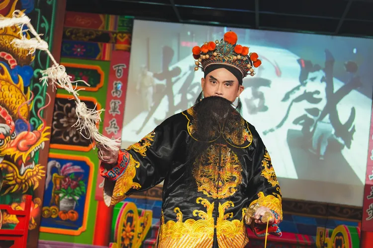 賴瑞隆7日發布首部形象影片，記錄賴瑞隆體驗歌仔戲演員從上妝、著裝、身段練習到演出的完整過程。翻攝畫面