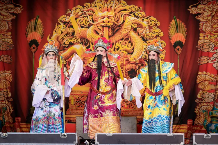 賴瑞隆7日發布首部形象影片，記錄賴瑞隆體驗歌仔戲演員從上妝、著裝、身段練習到演出的完整過程。翻攝畫面