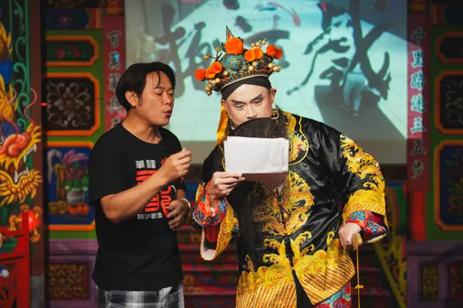 化身歌仔戲演員力挺傳藝！賴瑞隆抨擊柯志恩凍刪文化預算13億