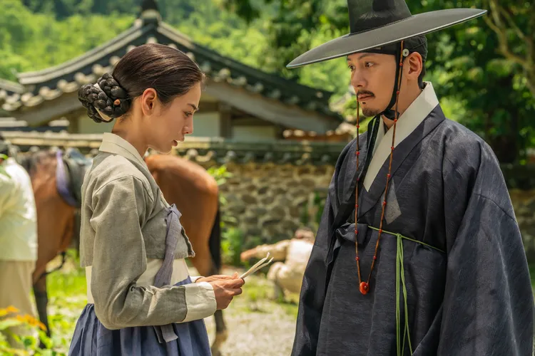 池昌旭（右）劇中接受孫藝真的賭注，求愛寡婦Nana。Netflix提供