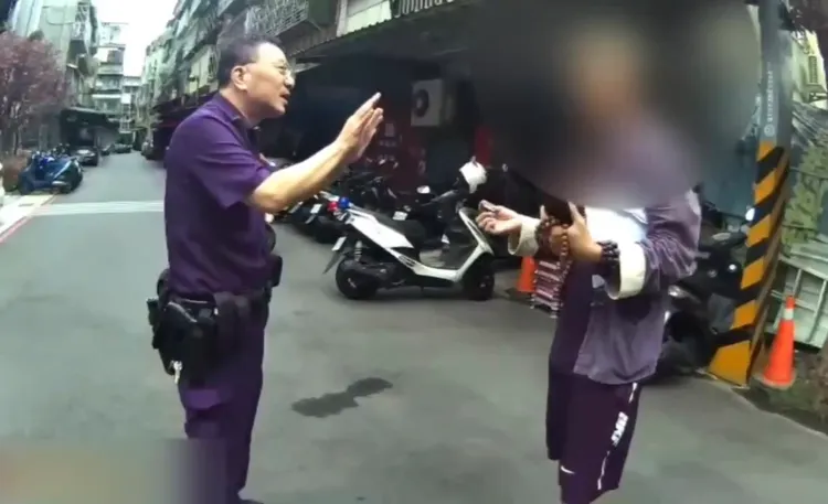 郭男氣沖沖指責里長及里長妻表示，又不是你們的停車位，為什麼不讓別人停。翻攝畫面