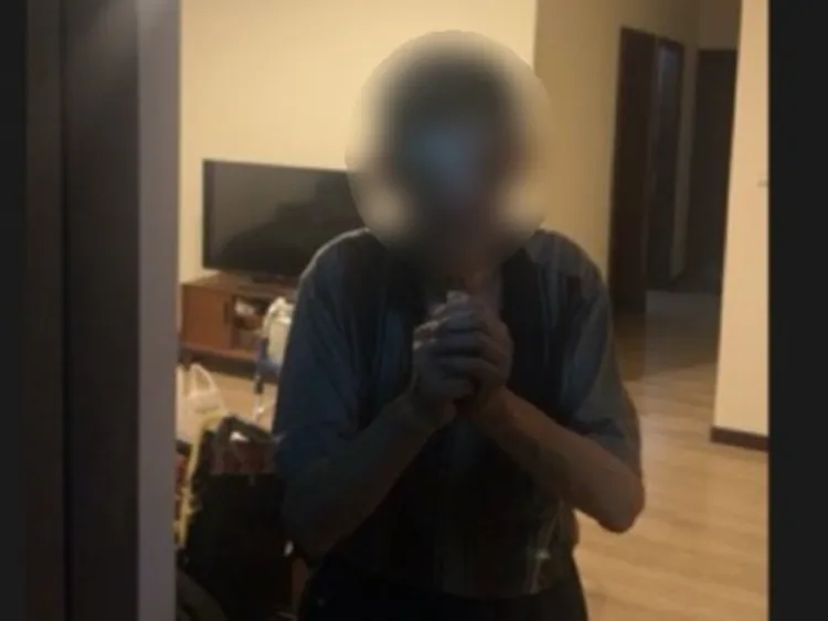 黃男外出找手機卻跌倒滿臉血，警方送他回家後卻發現手機好端端在枕頭邊。翻攝畫面