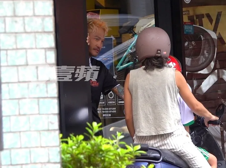 KID（左）和一對母子聊得不亦樂乎。特勤中心攝