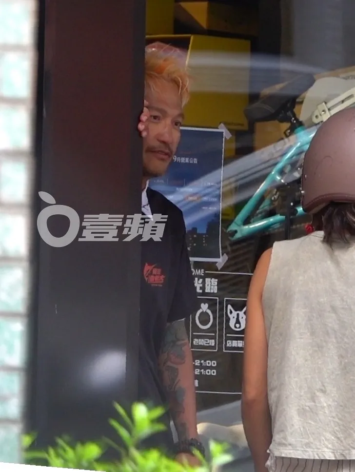 KID（左）在永和運動相機店門口跟民眾聊天。特勤中心攝