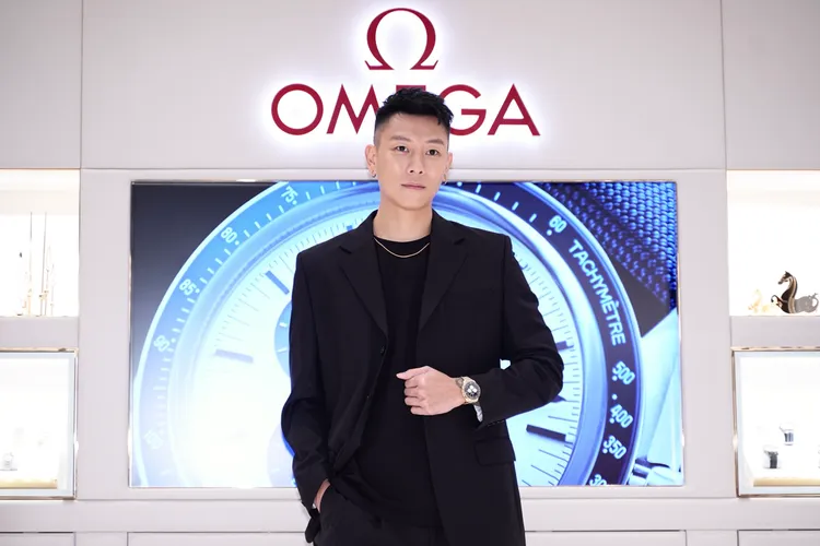 瘦子戴上OMEGA超霸系列Moonshine金登月錶。彭欣偉攝