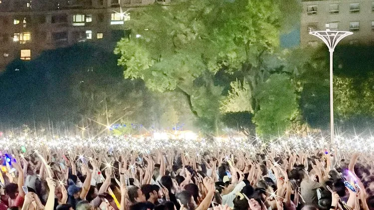 城中城・歌中歌—盛事傳奇三天王竹北演唱會26日晚間在縣政六路一帶登場。鄭朝方臉書