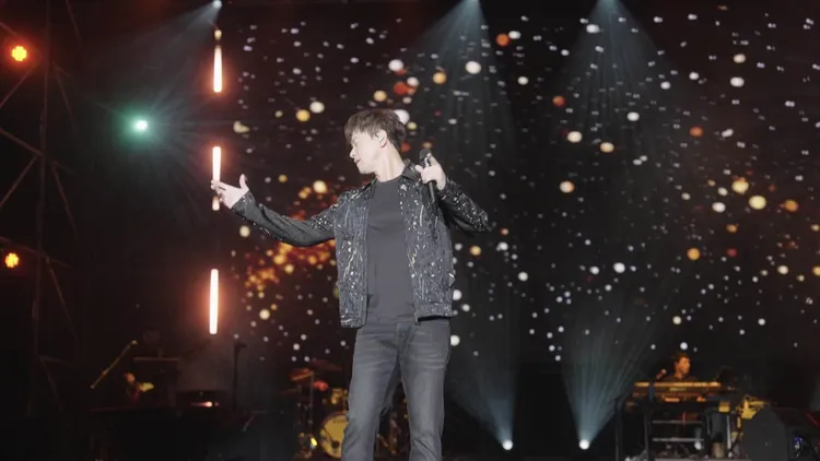 李聖傑登台演唱〈眼底星空〉、〈癡心絕對〉等歌曲。鄭朝方臉書
