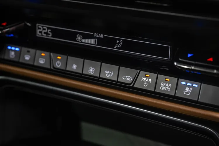 CX-90頂規33T AWD Premium Captain Seat採六人座配置，第二排設置獨立座椅與中央多功能控制台，前兩排座椅均具導流式通風功能。業者提供