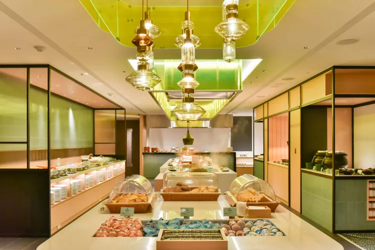 旅客預訂住房專案，更提供翌日自助早餐，用餐環境營造清新明亮又沉穩溫暖的氛圍，讓旅人能悠閒享用早餐，迎接全新的旅程。桃園機場假日酒店提供