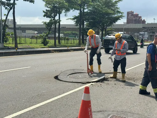 柏油路圓形孔蓋爆開！如臨大敵　鳳山警方現場戒護交管