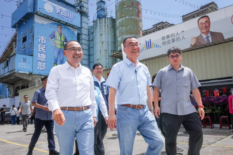 國民黨新北市長參選人李四川19日啟用競選總部，新北市長侯友宜到場支持，並宣布擔任李四川的競選總部主委。李四川競辦提供