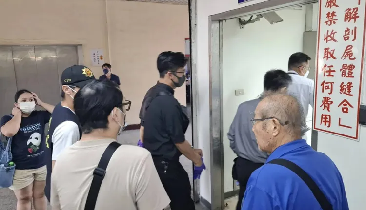 檢方相驗遺體，李女父親（右）及弟弟（前左）都到場。讀者提供