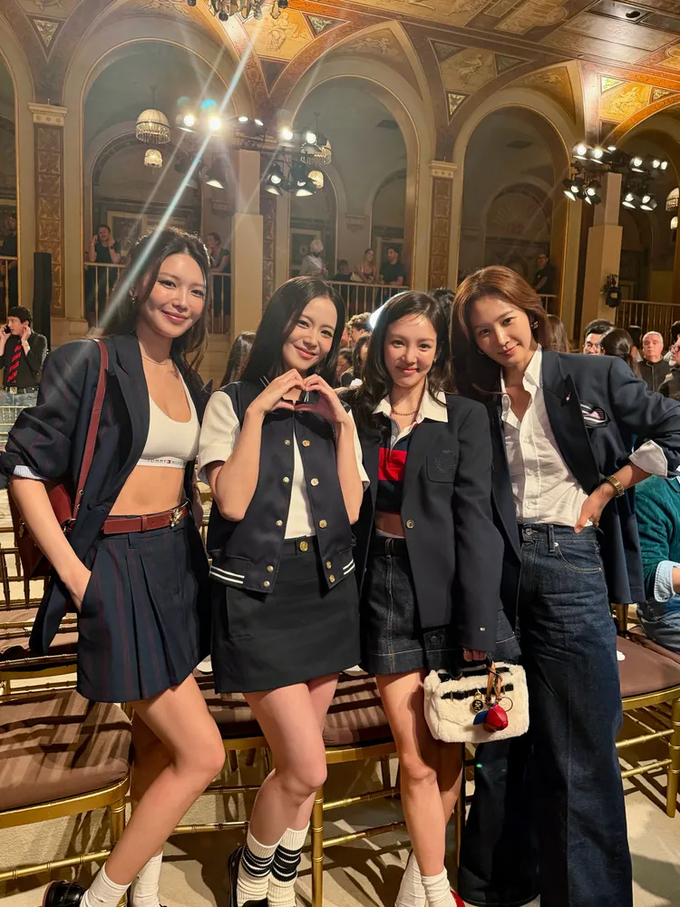 秀英（左起）、Jisoo、孝淵、俞利也在秀場開心合照。翻攝Jisoo IG