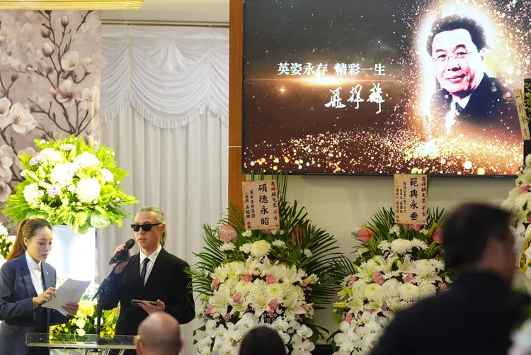 龐雲徽在靈堂忙碌。彭欣偉攝影