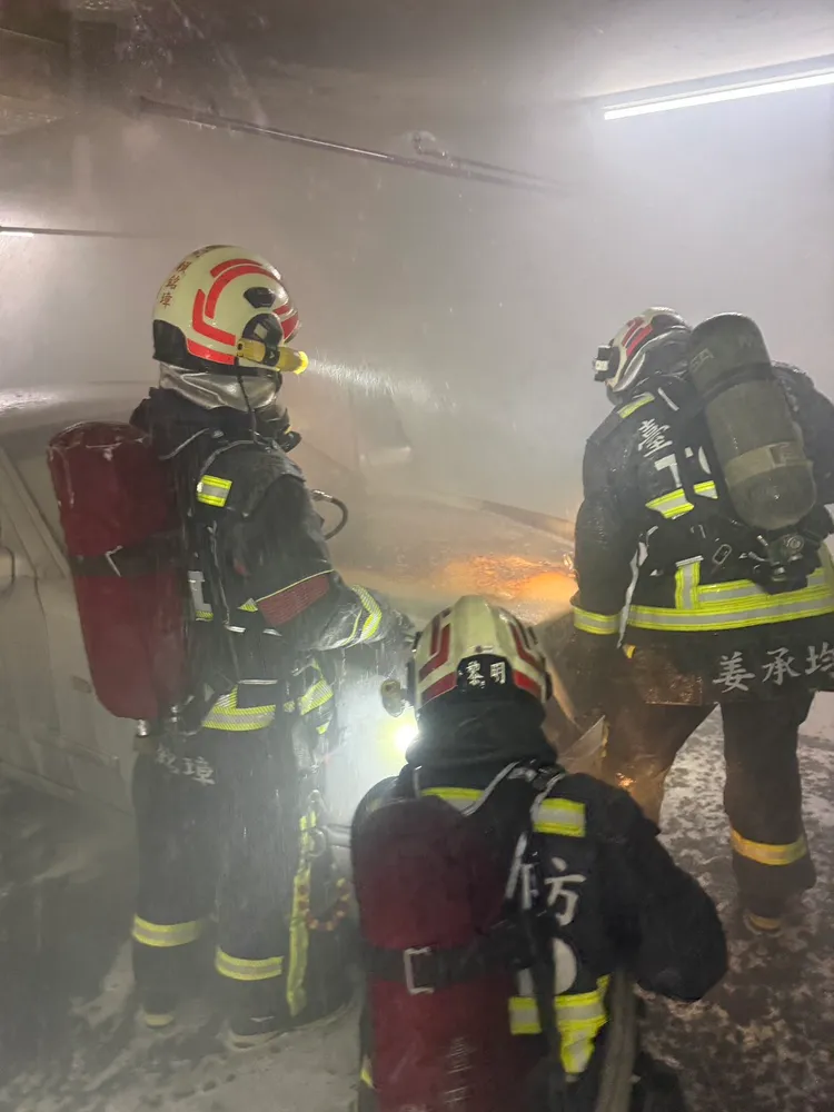 消防人員撲滅火勢，未延燒其他車輛。民眾提供