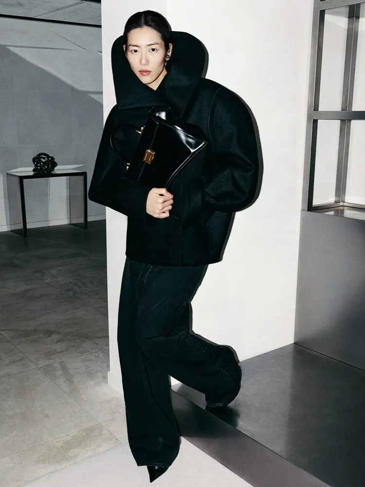 Balenciaga 2026冬季的焦點包款Hourglass Avenue沙漏包。品牌提供