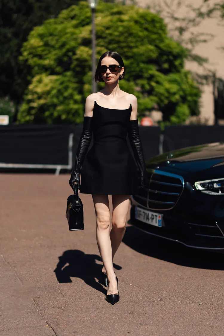 Lily Collins把Balenciaga Hourglass Avenue沙漏包背出優雅感。品牌提供