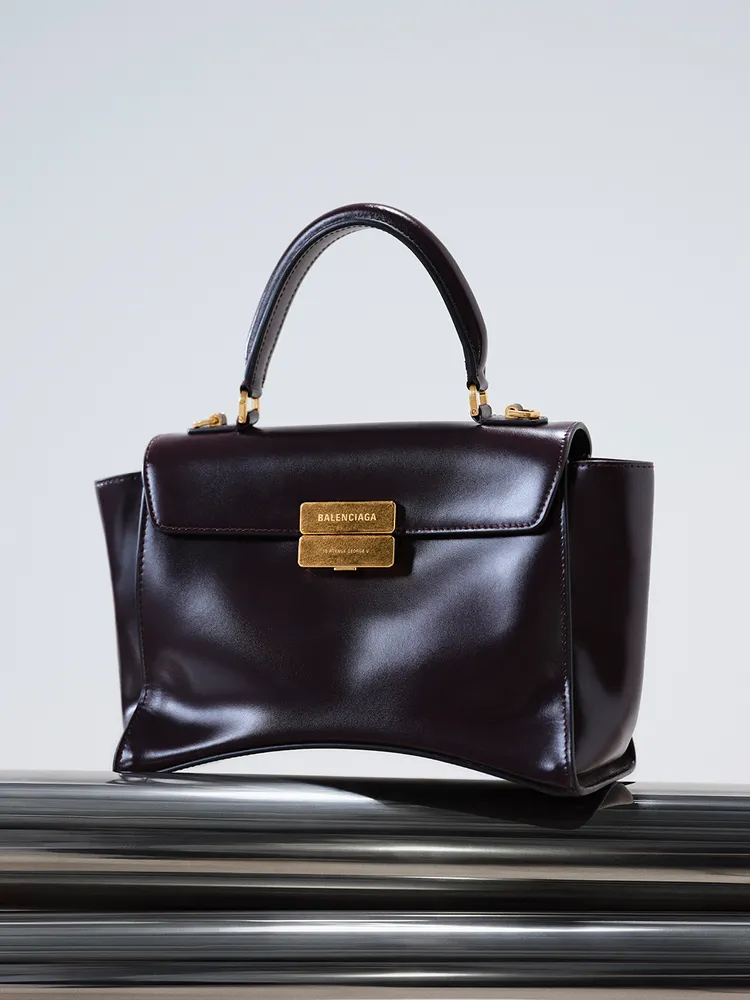 Balenciaga Hourglass Avenue沙漏包。品牌提供