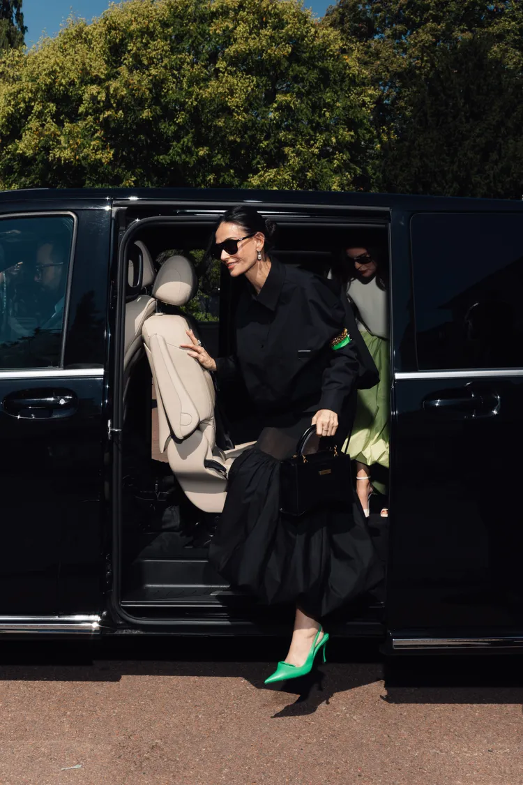 黛咪摩爾選搭Balenciaga Hourglass Avenue沙漏包。品牌提供